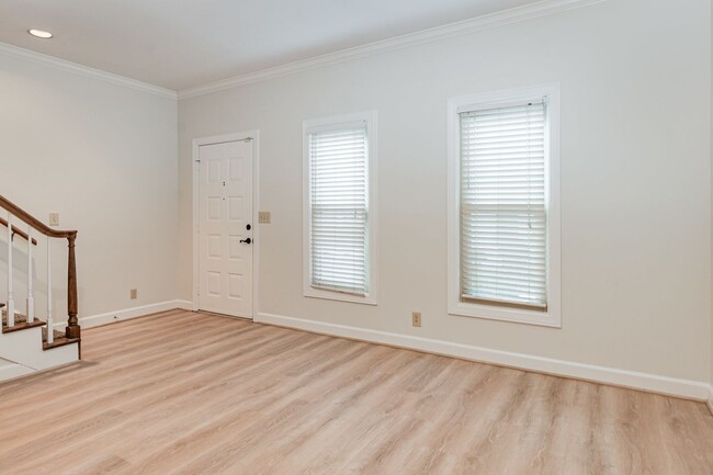 Building Photo - End Unit 2 Bedroom 2 1/2 Bath Townhome-Hil...