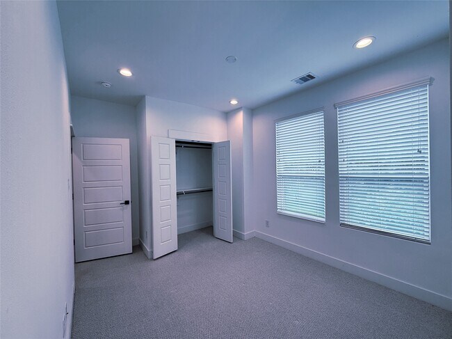 Building Photo - 1058 Mansfield St