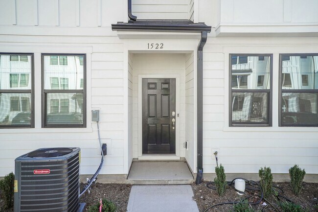 Building Photo - Three Bedroom End Unit Townhome!
