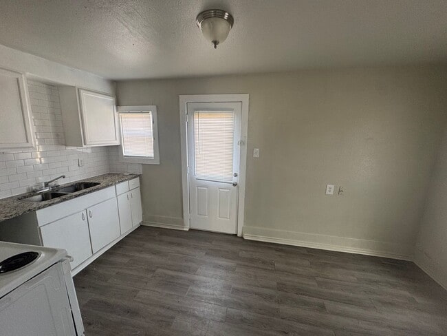 Building Photo - 2 bedroom, 1 bath