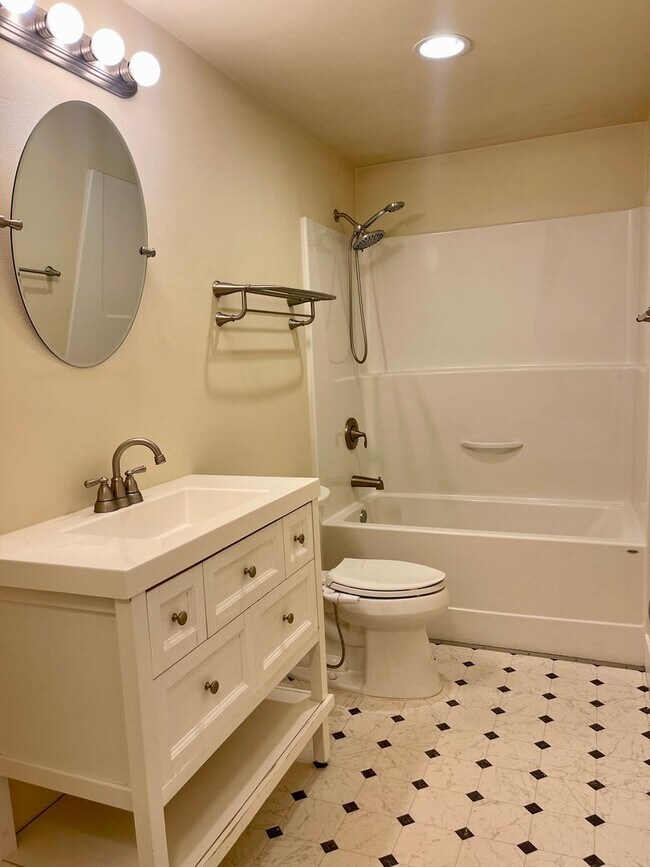 Building Photo - Juniper Street Duplex