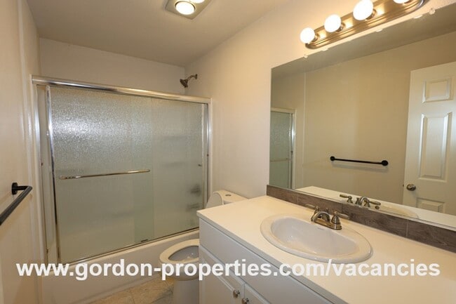 Building Photo - Webster Rd - Gladstone 2 bedroom duplex