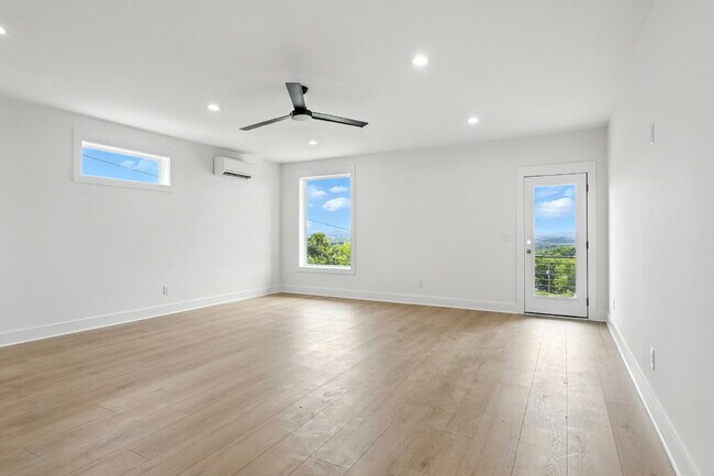 Building Photo - "Spacious 4-Bed, 4-Bath Gem in Nashville -...