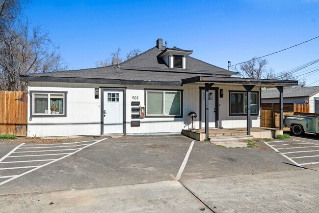 Building Photo - 903 W 7th St