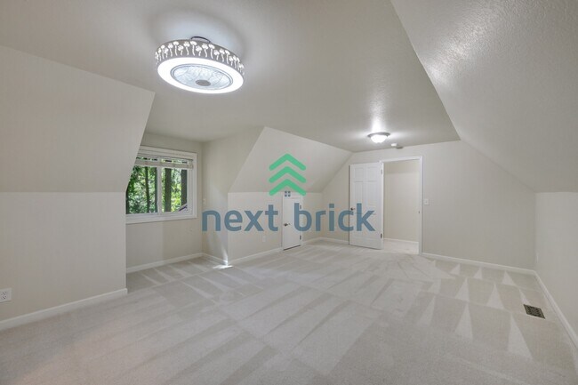 Building Photo - Spacious 5-Bedroom Haven with 3 Full Baths in Redmond – Your Dream Home Awaits!