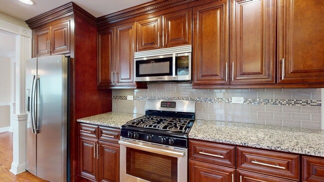 Building Photo - 1327 Larchmont Dr