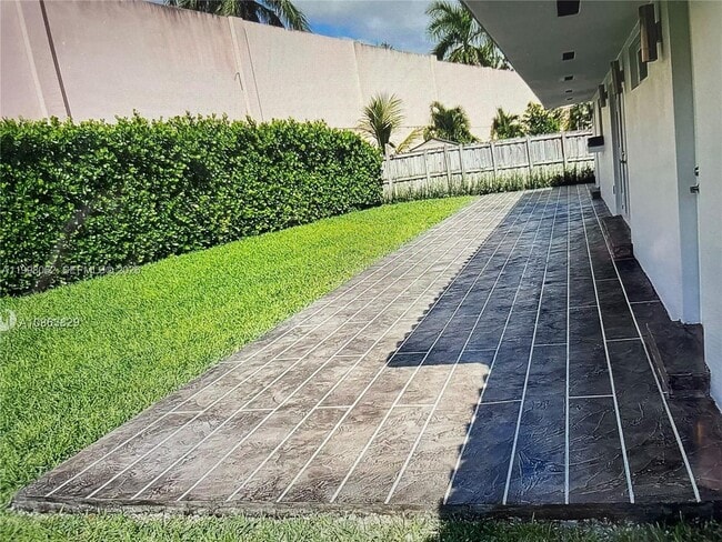 Building Photo - 10900 SW 107th Ave