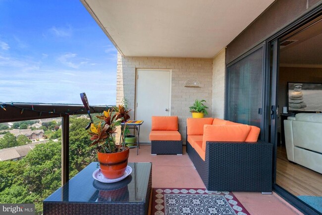 Building Photo - 307 Yoakum Pkwy