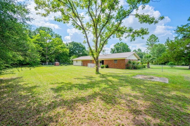 Building Photo - Charming brick home ready for move in!