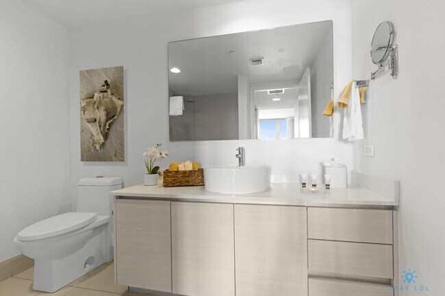 Building Photo - 2602 E Hallandale Beach Blvd