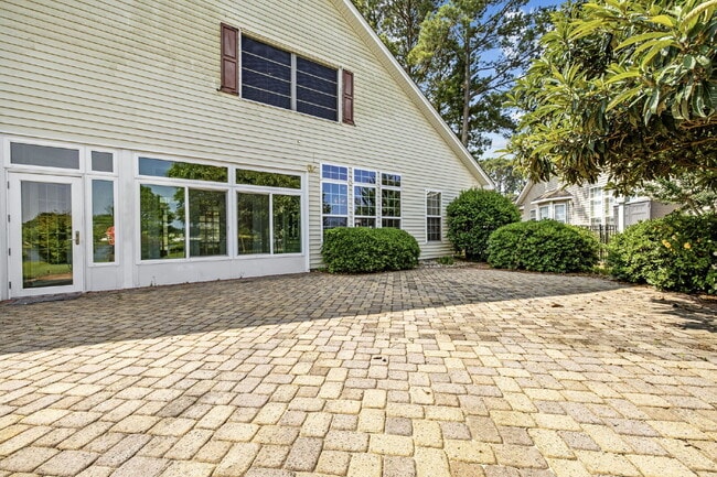 Building Photo - Coastal Living in a Quiet Community