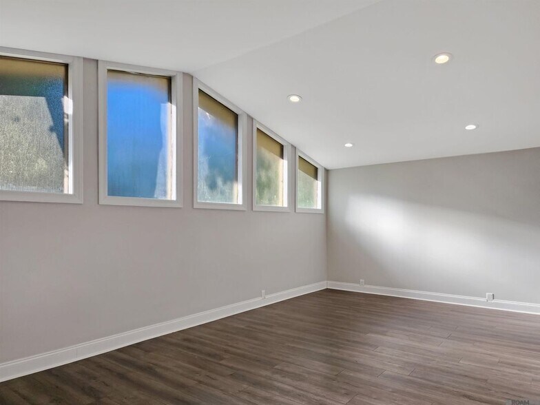 Building Photo - 468 College Hill Dr