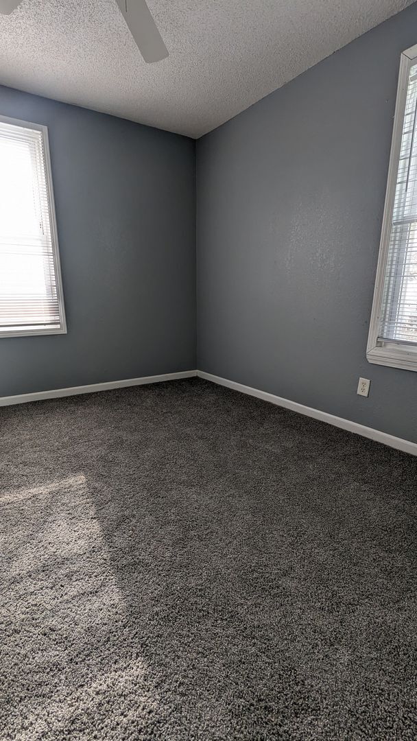 Building Photo - 3 bedroom/2 bath home