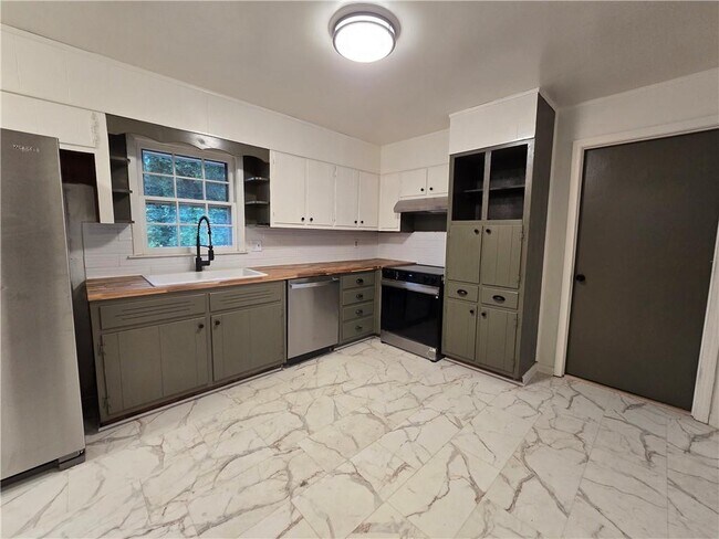 Building Photo - 2468 Dresden Dr NE