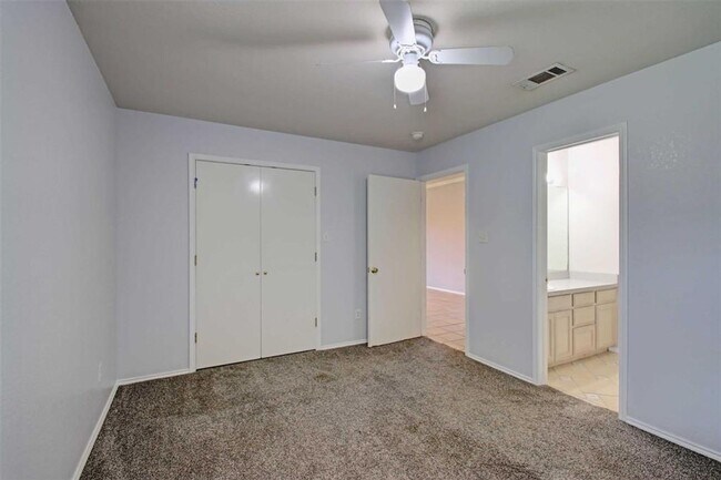 Building Photo - Welcome to this inviting 3-bedroom, 2-bath...