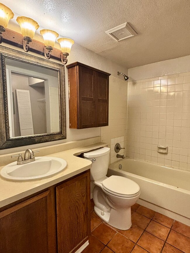 Building Photo - Charming 3-Bedroom Condo with Modern Updat...