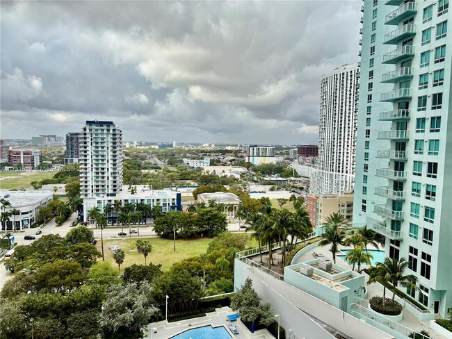 Building Photo - 1800 N Bayshore Dr