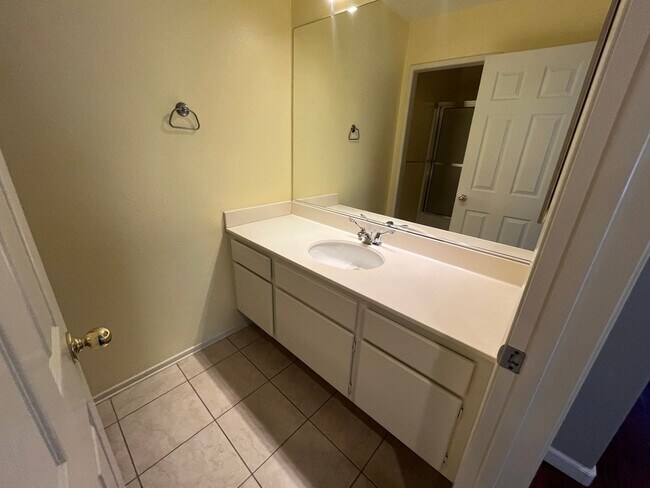 Building Photo - 4 Bedroom Townhome for Rent in Stevenson R...