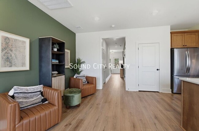 Building Photo - 152 Valentine Aly