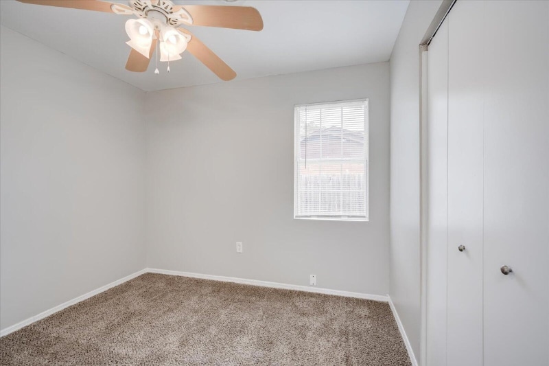 Building Photo - 2922 Dahlia Dr