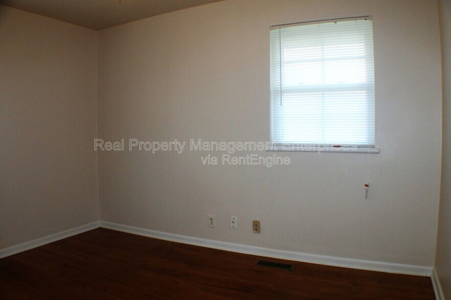 Building Photo - 516 Inwood Dr