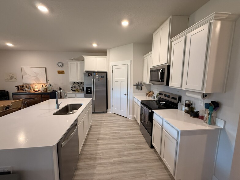 Building Photo - 5851 Sargassum Ln
