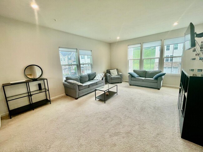 Building Photo - Pittsburgh - 3 Bedroom 2.5 Bathroom - Town...