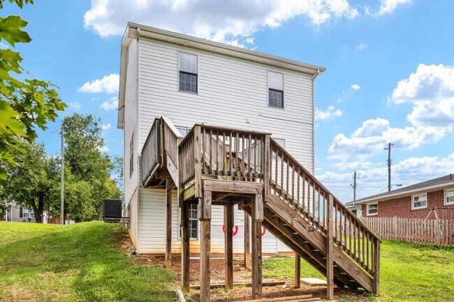 Building Photo - 395 Stonewall St