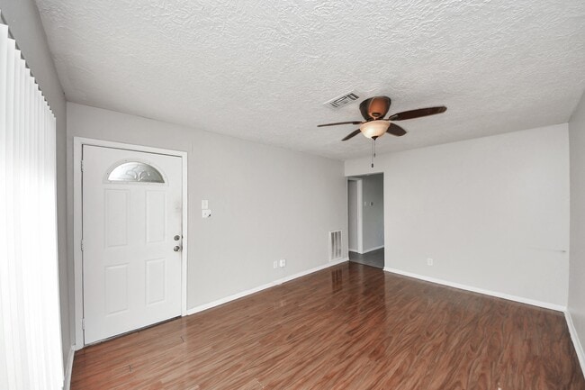 Building Photo - 12610 Chiswick Rd