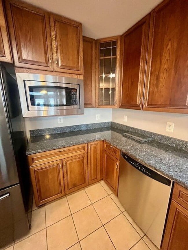 Building Photo - Gorgeous Water Front Home with Beach Access