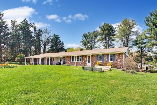 Building Photo - Love this space and location!