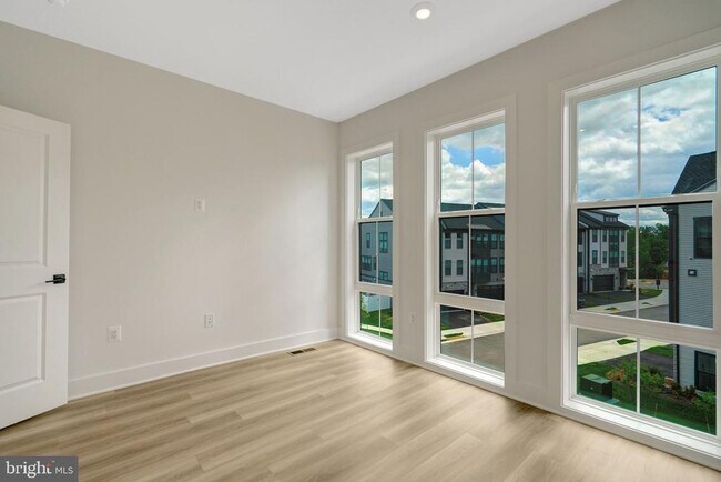 Building Photo - 9418 Dandelion Dr