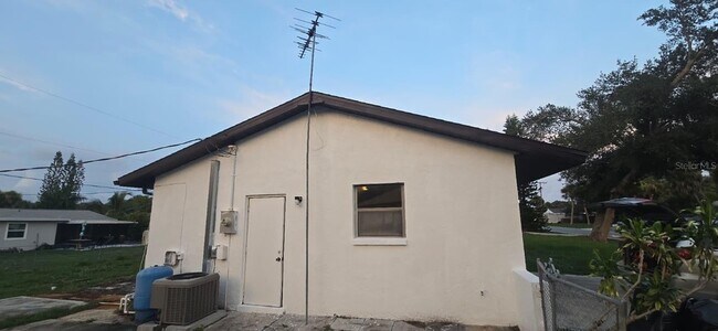 Building Photo - 664 Cypress Rd