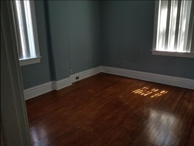 Building Photo - Tower Grove Area Living | Spacious Second-Floor Unit