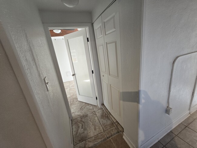 Hallway with closet - 937 N 31st Rd