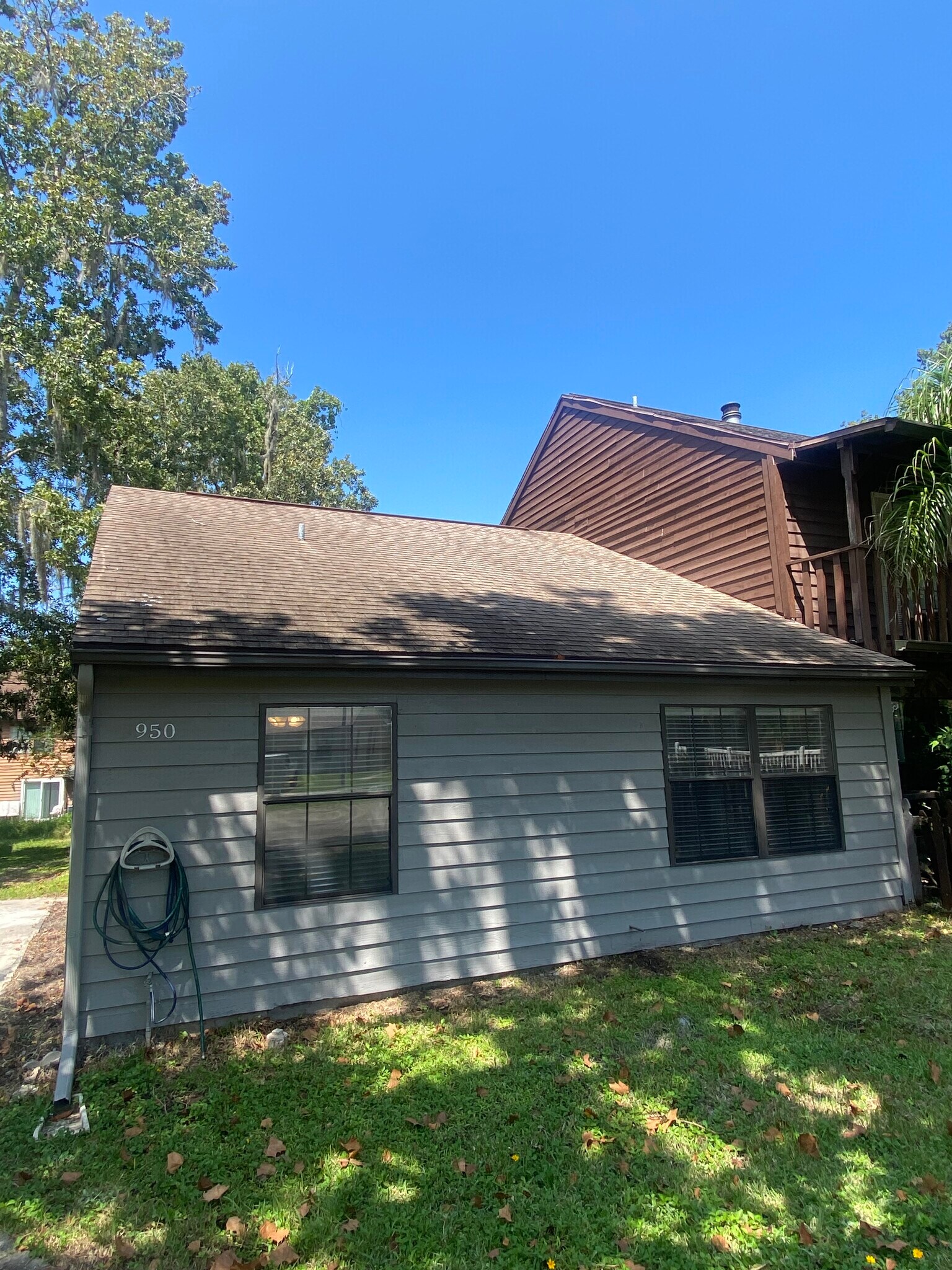 Building Photo - 950 Village Dr
