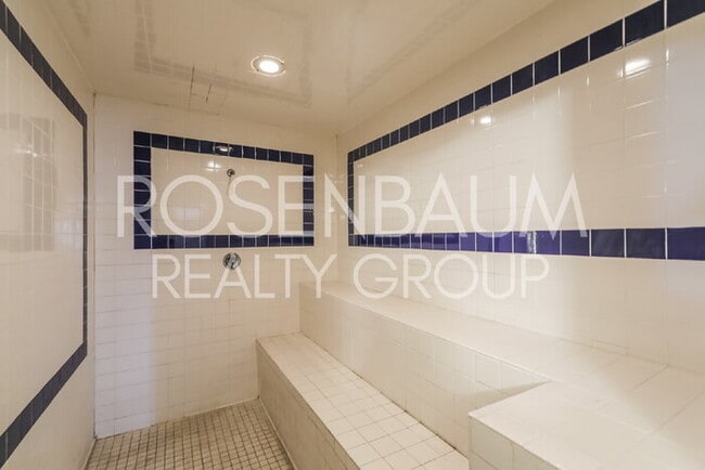 Building Photo - 1810 E Blacklidge Dr