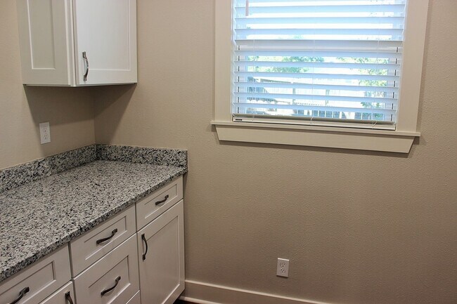 Building Photo - 1601 Faulkner St