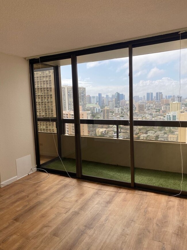 Building Photo - 2499 Kapiolani Blvd