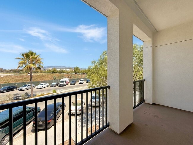 Building Photo - Spacious 4BR/3.5BA Townhome in Otay Ranch ...