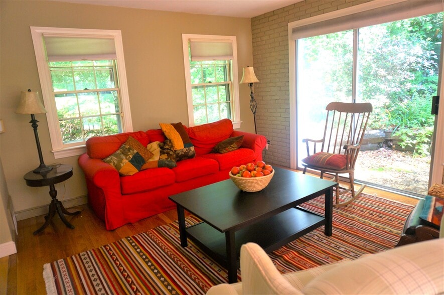 Building Photo - 18 Pequot Rd