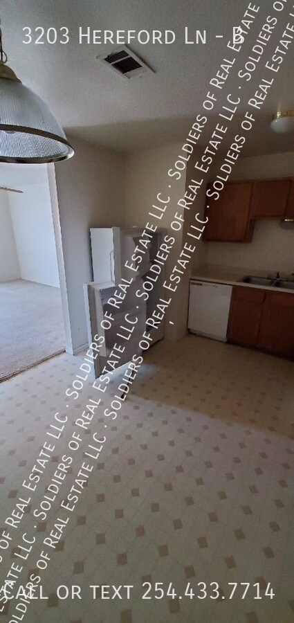 Building Photo - 3203 Hereford Ln