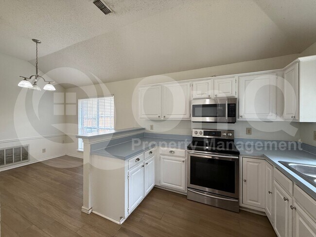 Building Photo - 1206 Hyde Park Dr