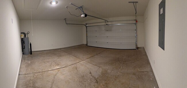 Building Photo - Caffee sub-division, very close to Mercedes plant, one level 4 Bedroom/2 Bath 1774 sqft