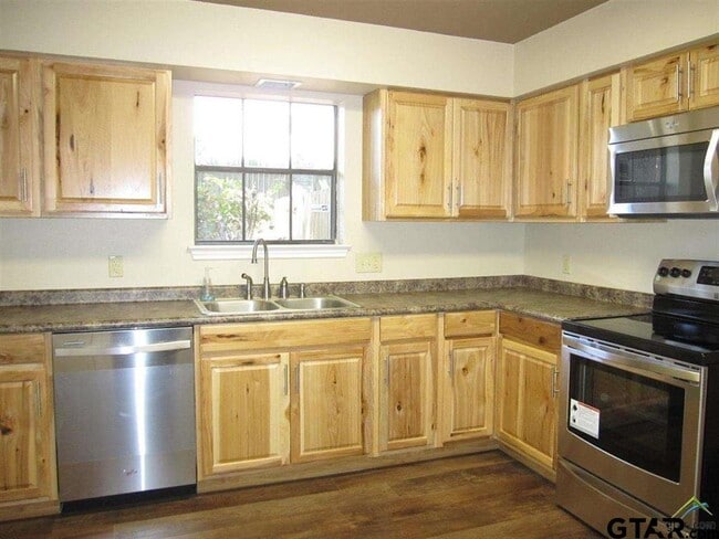 Building Photo - 323 Top Hill Dr