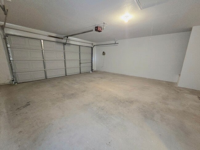 Building Photo - AVAILABLE NOW! - $500 OFF FIRST MONTH