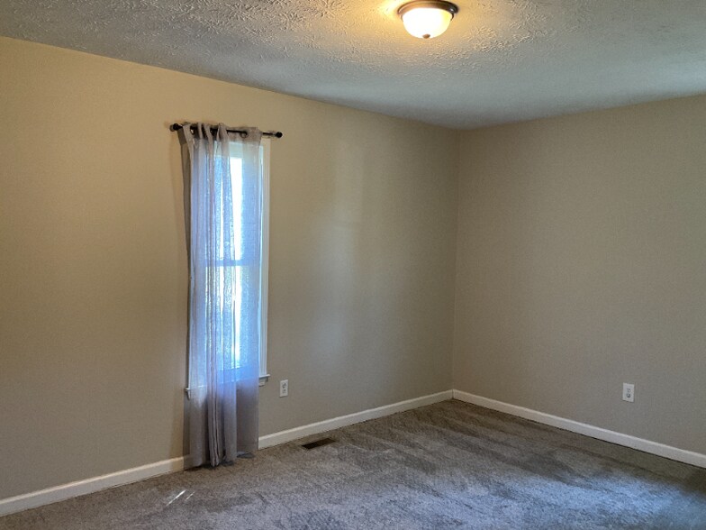 Building Photo - 220 Larchwood Dr