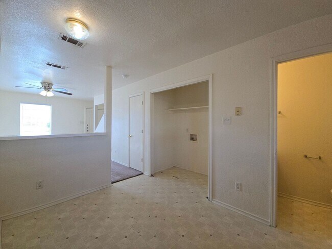 Building Photo - RENT SPECIAL - AVAILABLE NOW!