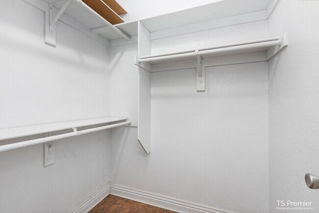 Building Photo - 523 N Storer Ave