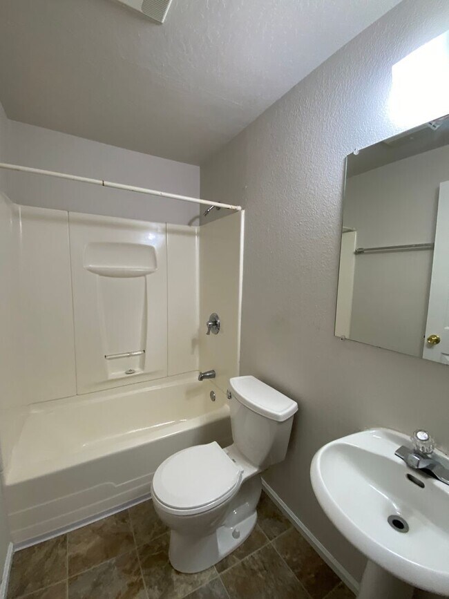 Building Photo - 5998a